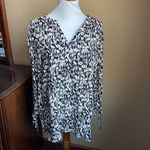 NWT JONES NEW YORK black and white blouse with tie sleeves
